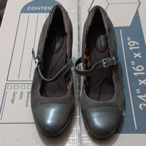 Clark's shoes size 8 color  brown.